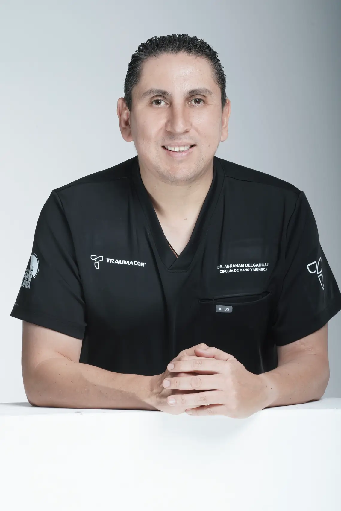 Dr. Abraham Delgadillo en su consultorio