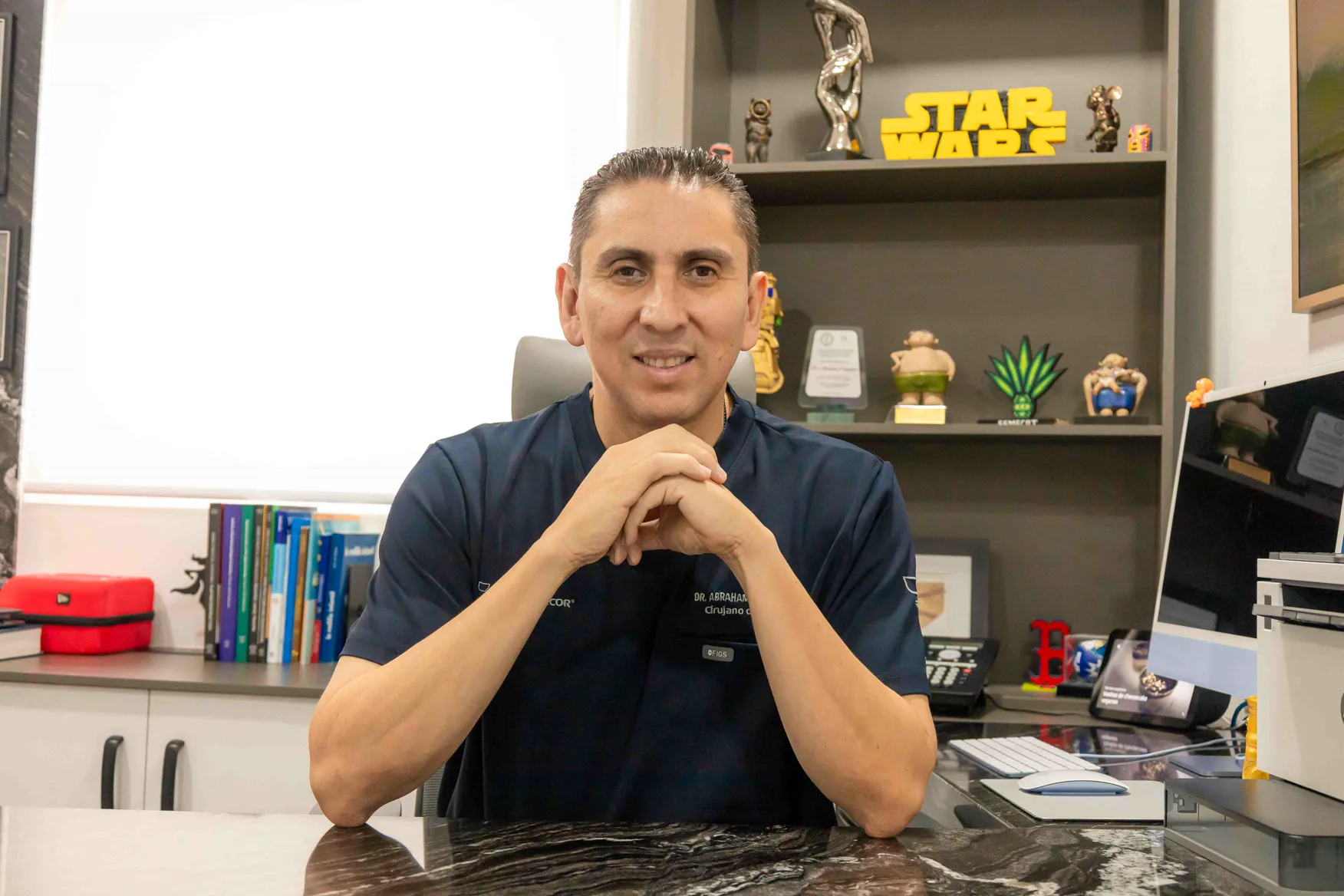 El Dr. Delgadillo en su consultorio del Hospital Ángeles Torreón